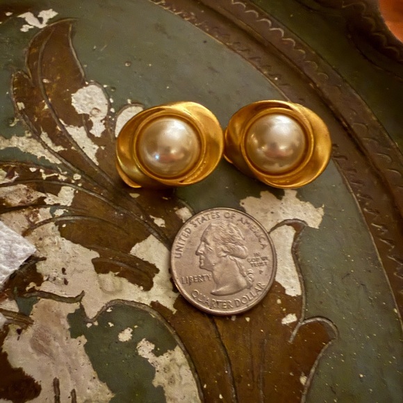 Vintage Elegant Brushed Gold and Pearl Clip On Earrings - Picture 4 of 9